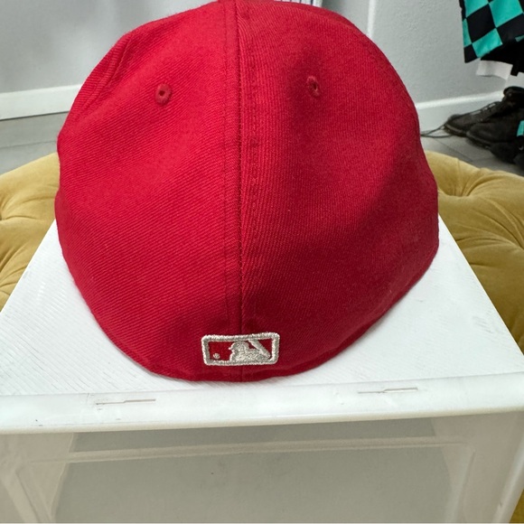 Red and Chrome fitted Yankee hat. - Picture 5 of 5